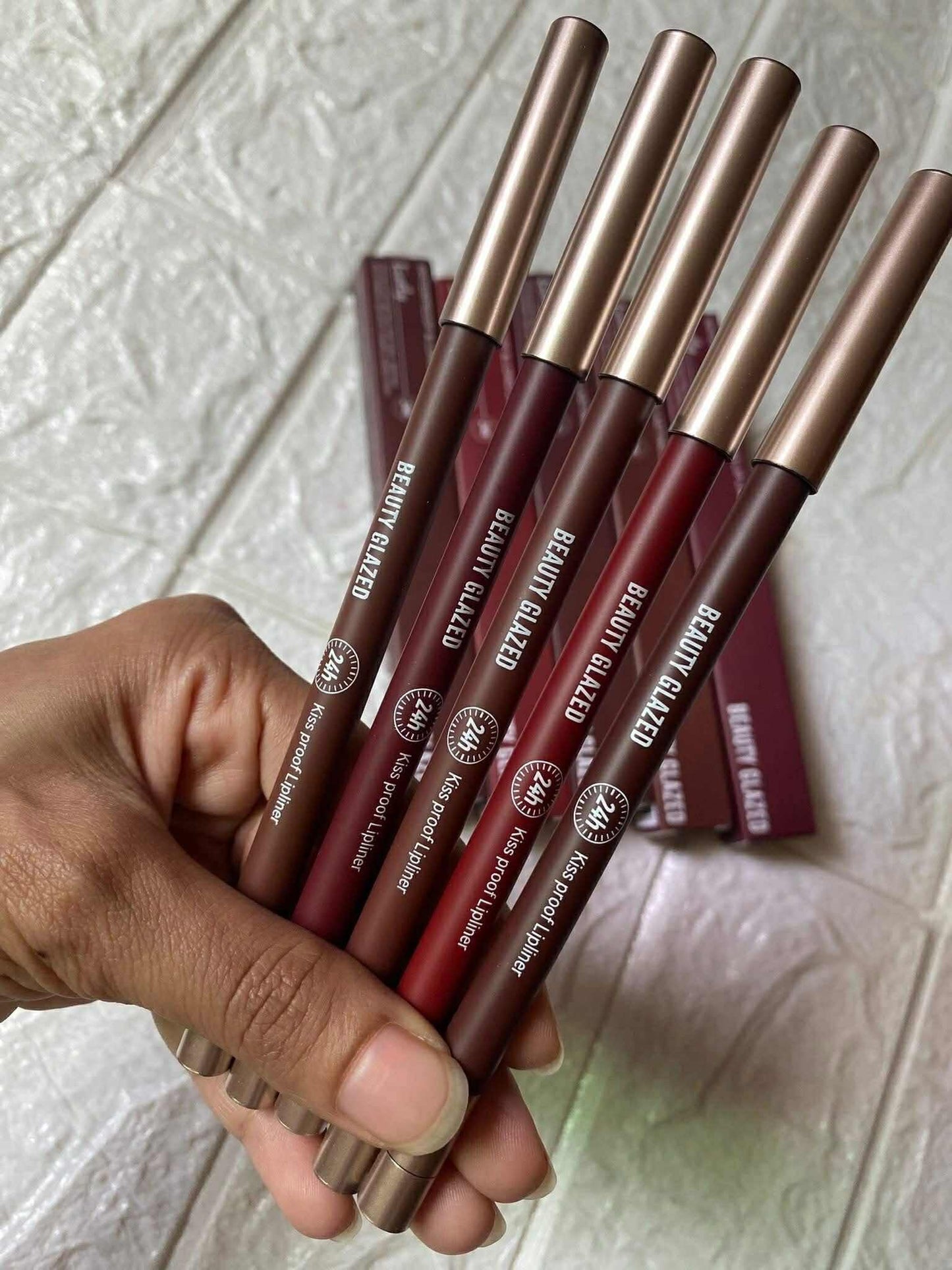 𝗕𝗘𝗔𝗨𝗧𝗬 𝗚𝗟𝗔𝗭𝗘𝗗  𝗟𝗶𝗽 𝗟𝗶𝗻𝗲𝗿